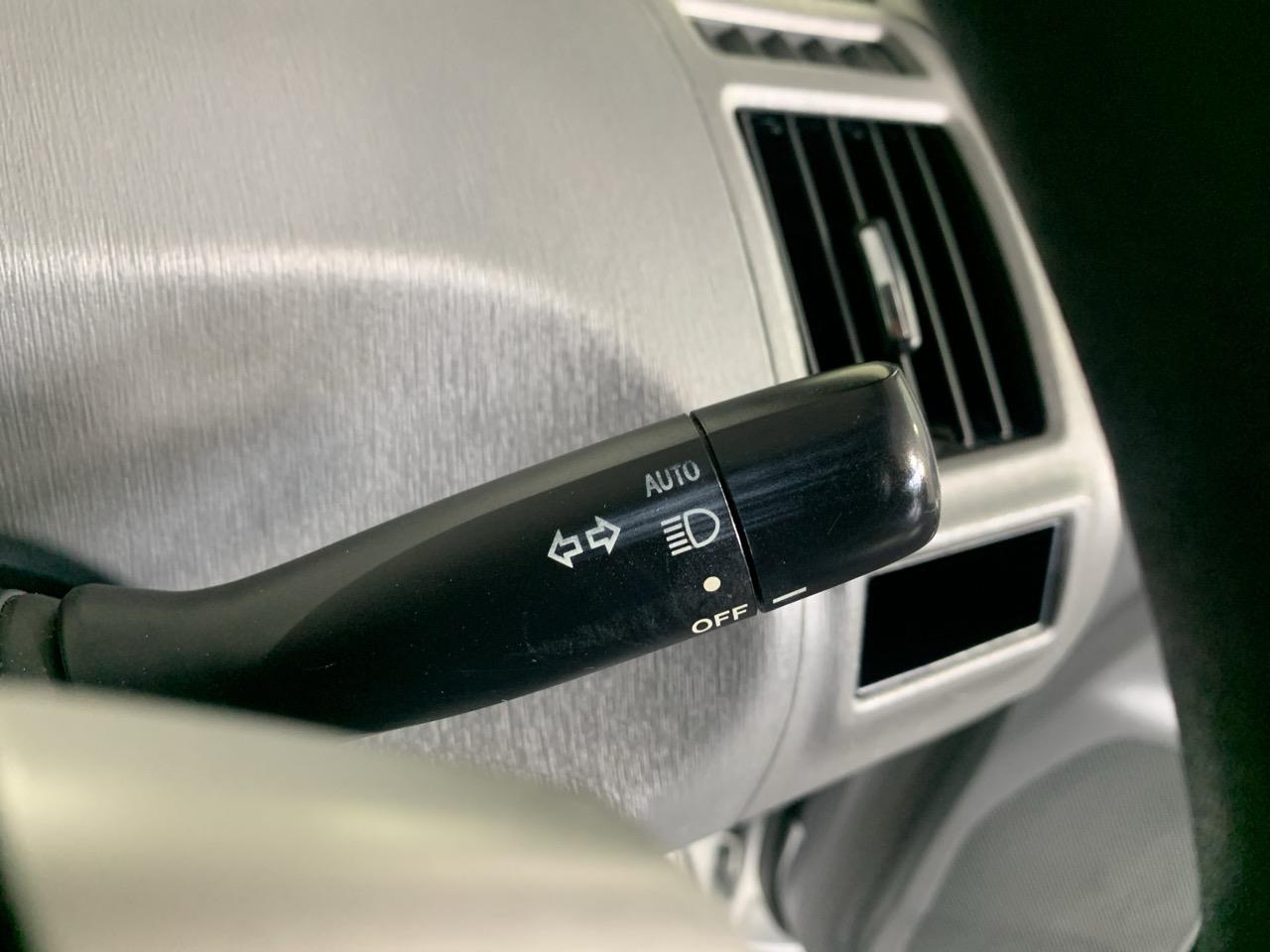 2014 Toyota Prius Alpha Hybrid Station Wagon PUSH BUTTON START + AUTO LIGHTS + GREAT SPACE