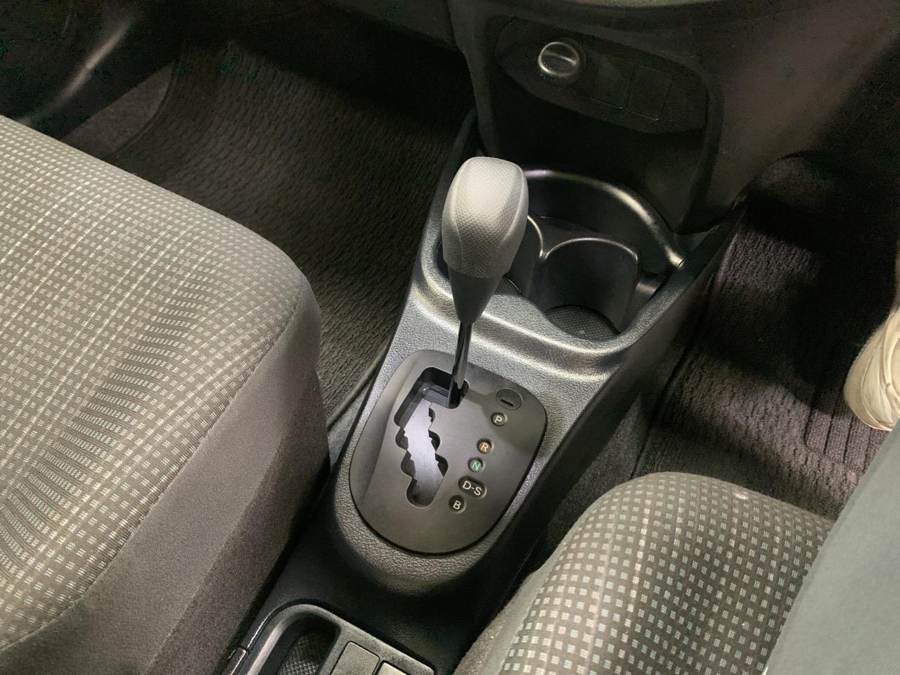 2015 Toyota Vitz Yaris F Hatchback LOW KM + PUSH START + REVESING CAMERA