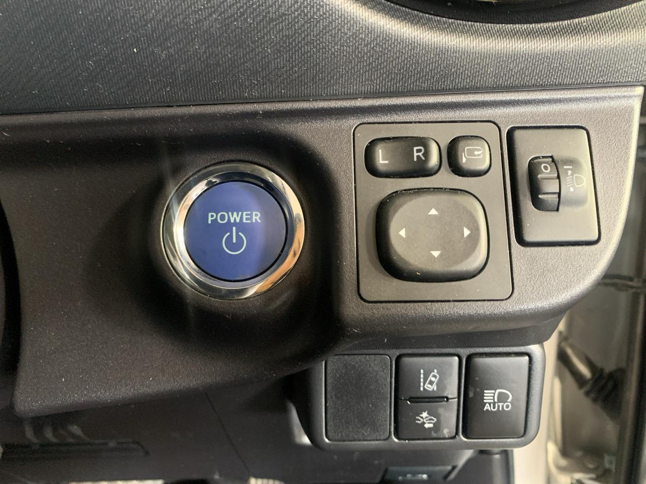 2015 Toyota Aqua Facelift Model G Hatchback PUSH BUTTON START + AUTO LIGHTS + REVERSING CAMERA