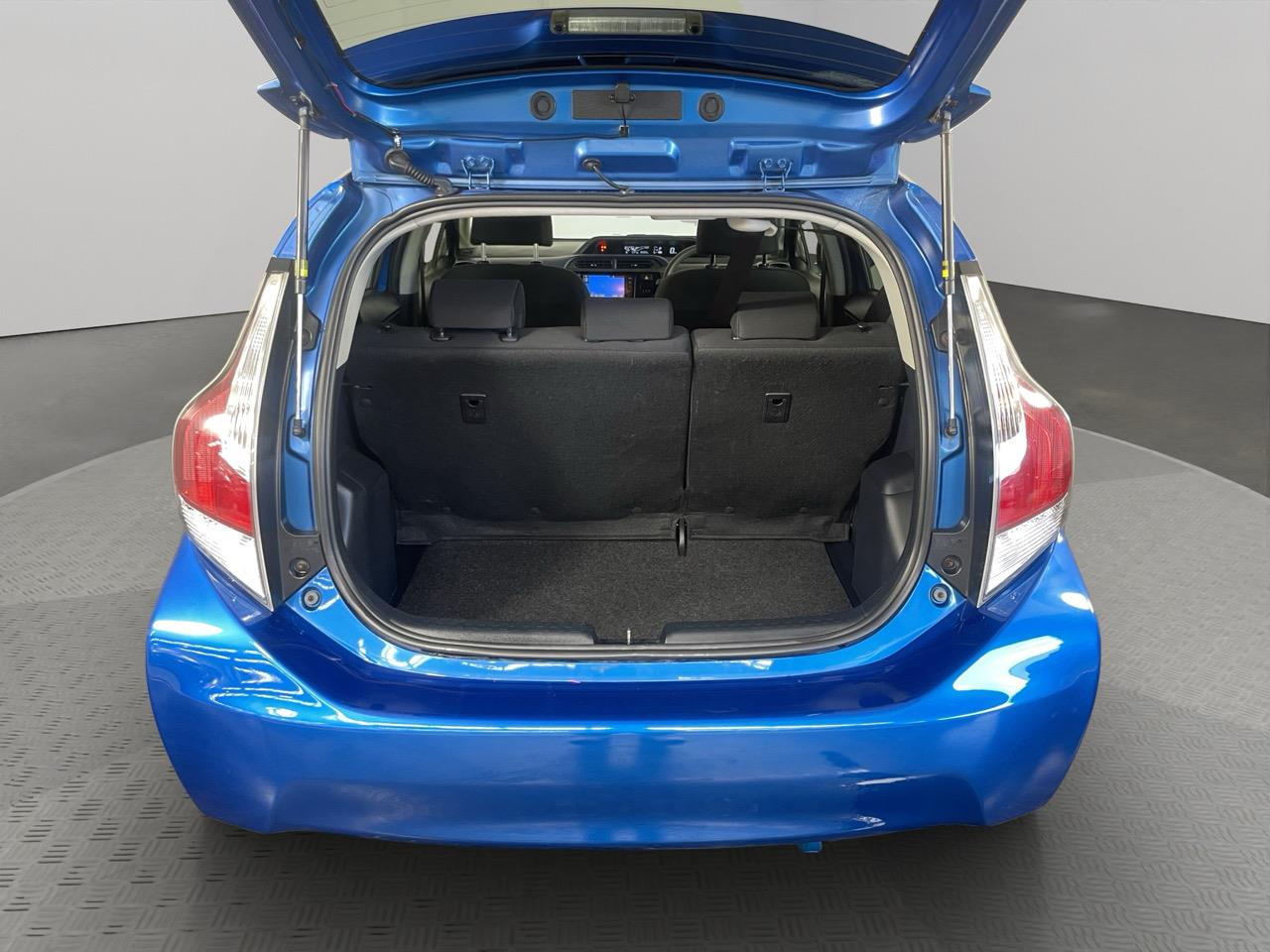 2015 Toyota Aqua Facelift Model G Hatchback REVERSING CAMERA + PUSH BUTTON START + AUTO LIGHTS