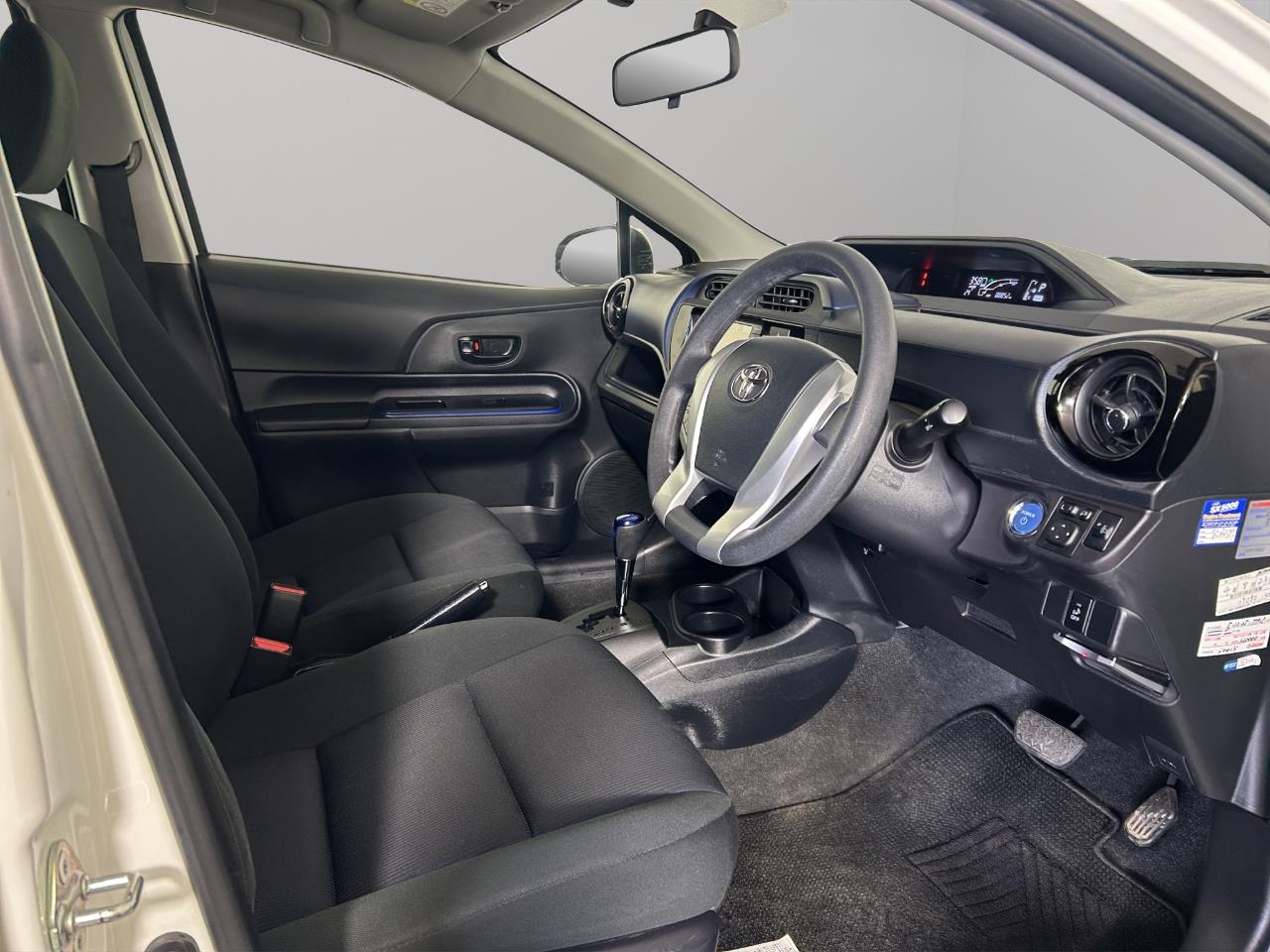 2015 Toyota Aqua Facelift Model S Hatchback SMART KEY + AUTO LIGHTS + GREAT FUEL EFFICIENCY