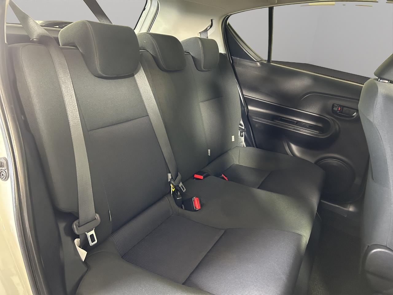 2015 Toyota Aqua Facelift Model S Hatchback SMART KEY + AUTO LIGHTS + GREAT FUEL EFFICIENCY