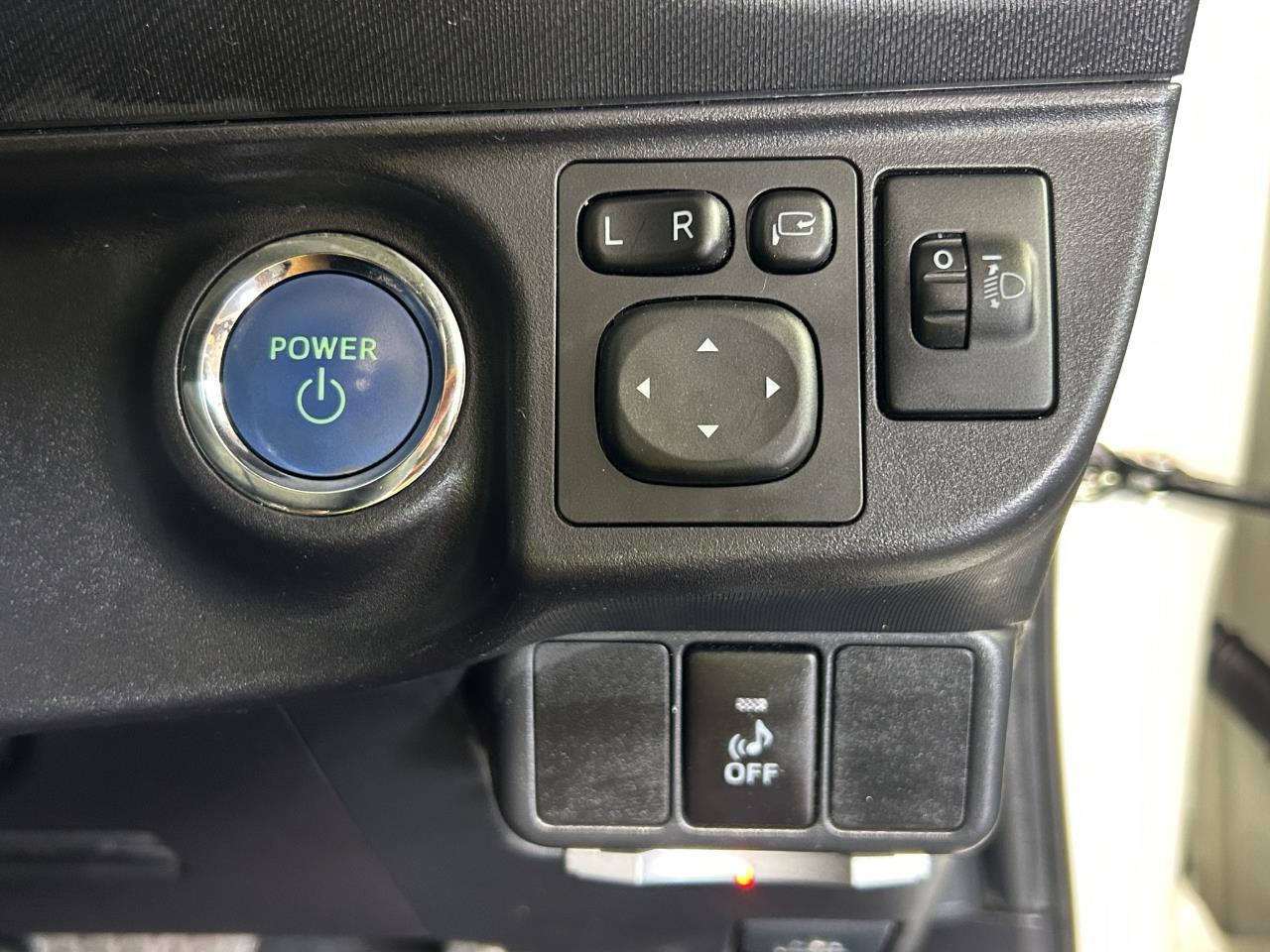 2015 Toyota Aqua Facelift Model S Hatchback SMART KEY + AUTO LIGHTS + GREAT FUEL EFFICIENCY