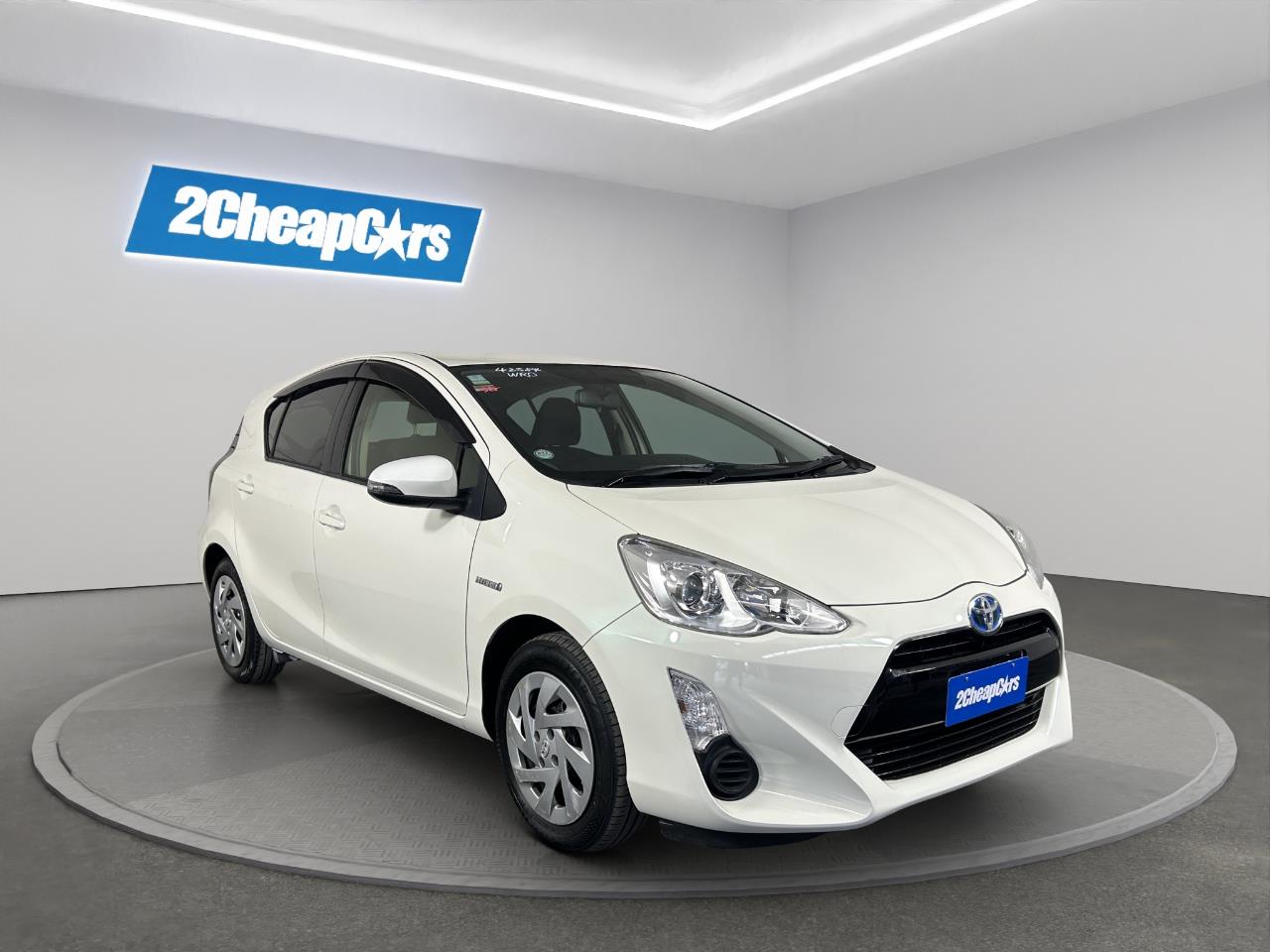 2015 Toyota Aqua Facelift Model S Hatchback SMART KEY + AUTO LIGHTS + GREAT FUEL EFFICIENCY