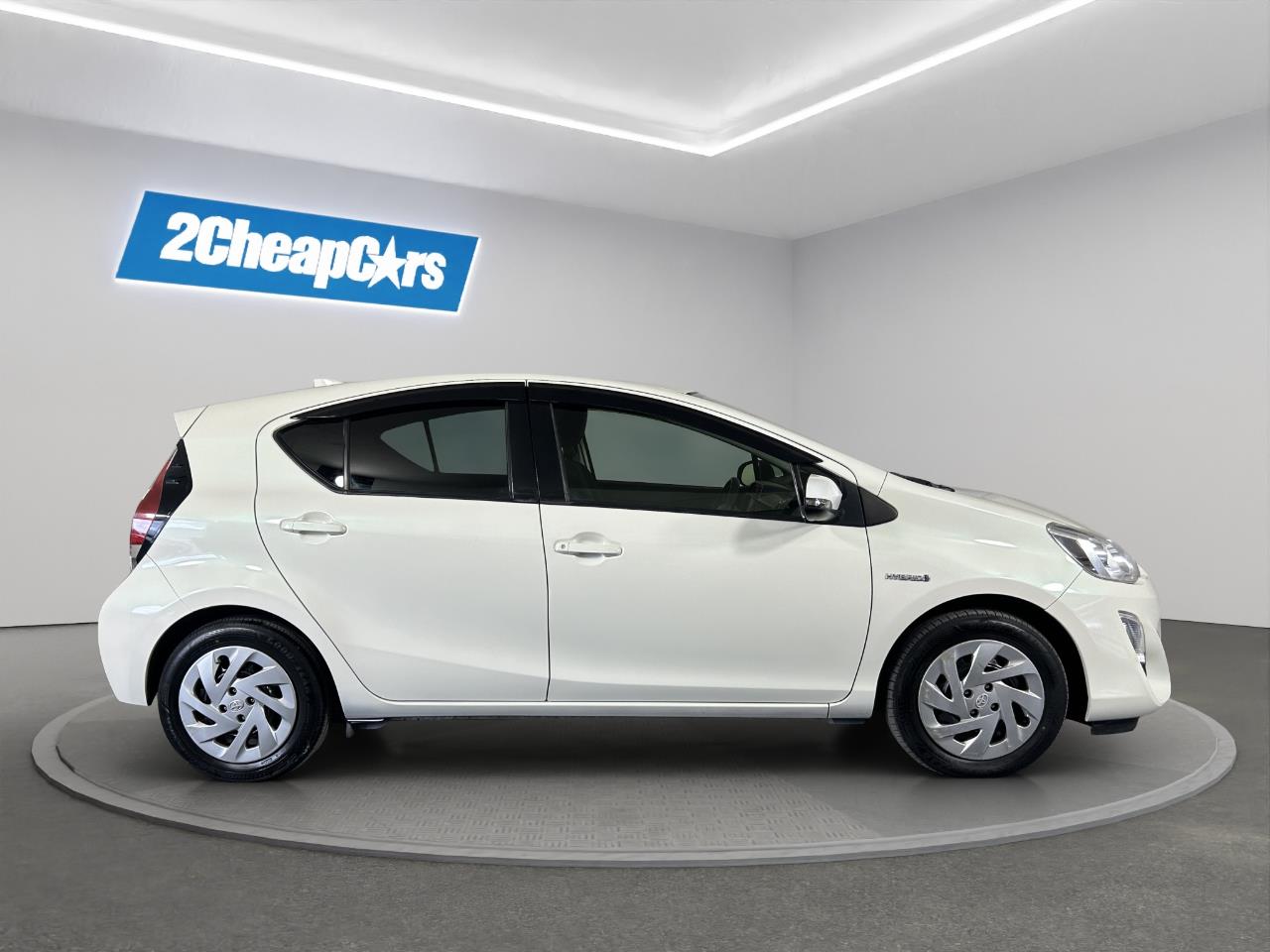 2015 Toyota Aqua Facelift Model S Hatchback SMART KEY + AUTO LIGHTS + GREAT FUEL EFFICIENCY