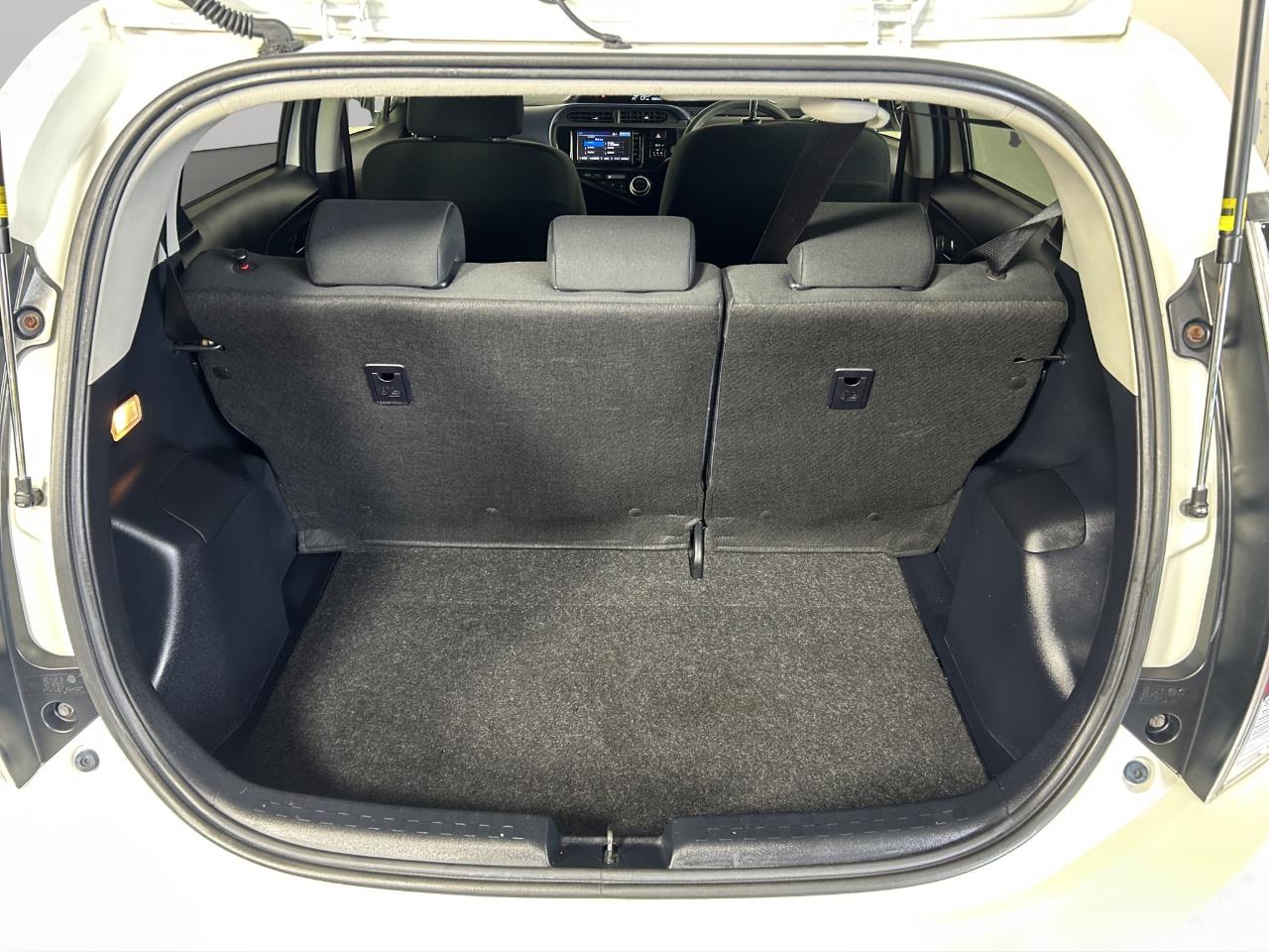 2015 Toyota Aqua Facelift Model S Hatchback SMART KEY + AUTO LIGHTS + GREAT FUEL EFFICIENCY