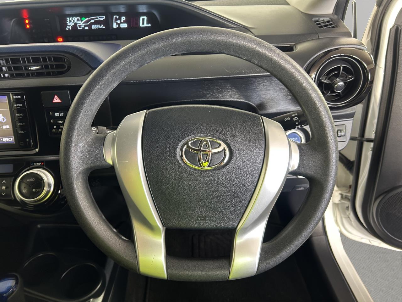 2015 Toyota Aqua Facelift Model S Hatchback SMART KEY + AUTO LIGHTS + GREAT FUEL EFFICIENCY