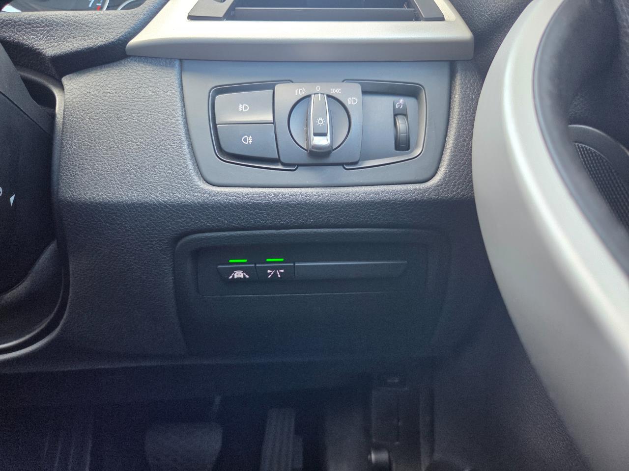 2014 BMW 320i  Station Wagon LOW KM + REVERSING CAMERA + PARKING SENSOR