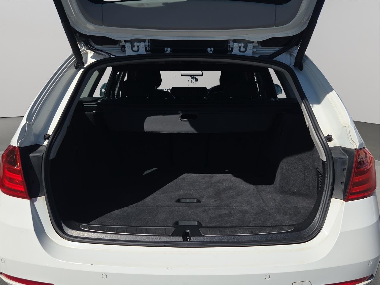 2014 BMW 320i  Station Wagon LOW KM + REVERSING CAMERA + PARKING SENSOR