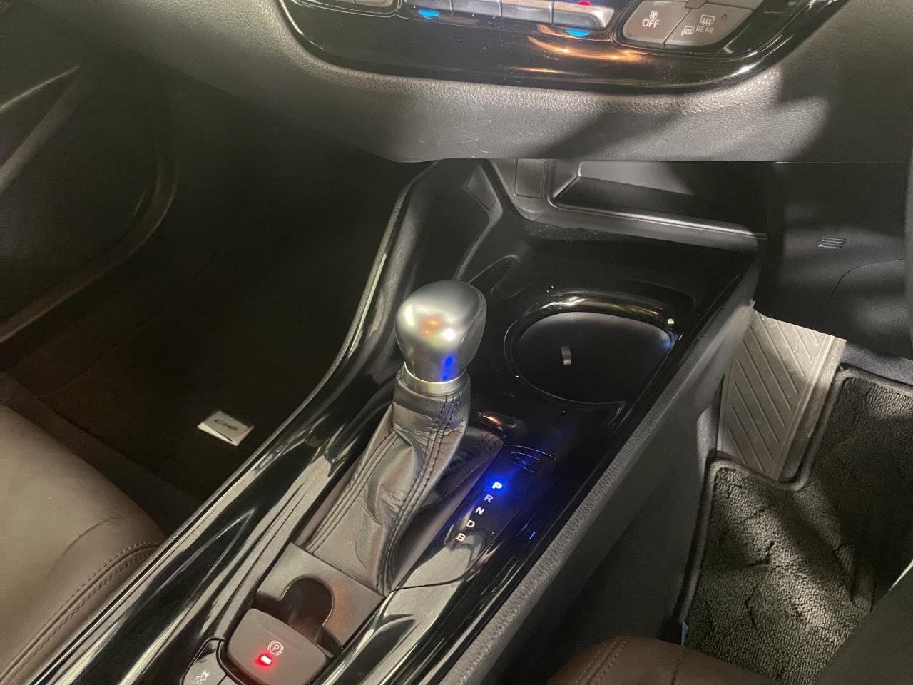 2017 Toyota C-HR HYBRID G LEATHER EDITION RV/SUV REVERSING CAMERA + HEATED SEATS + CRUISE CONTROL