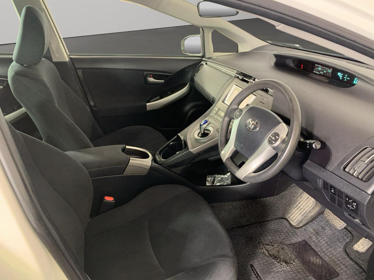 2014 Toyota Prius G Hatchback REVESING CAMERA + PUSH SRART + AUTO LIGHTS