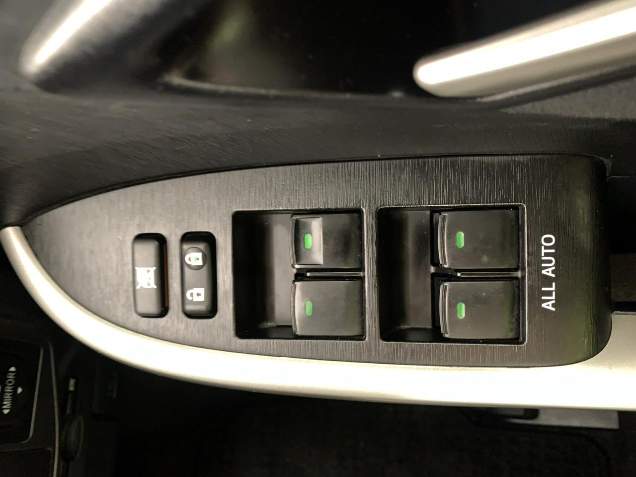 2014 Toyota Prius G Hatchback REVESING CAMERA + PUSH SRART + AUTO LIGHTS