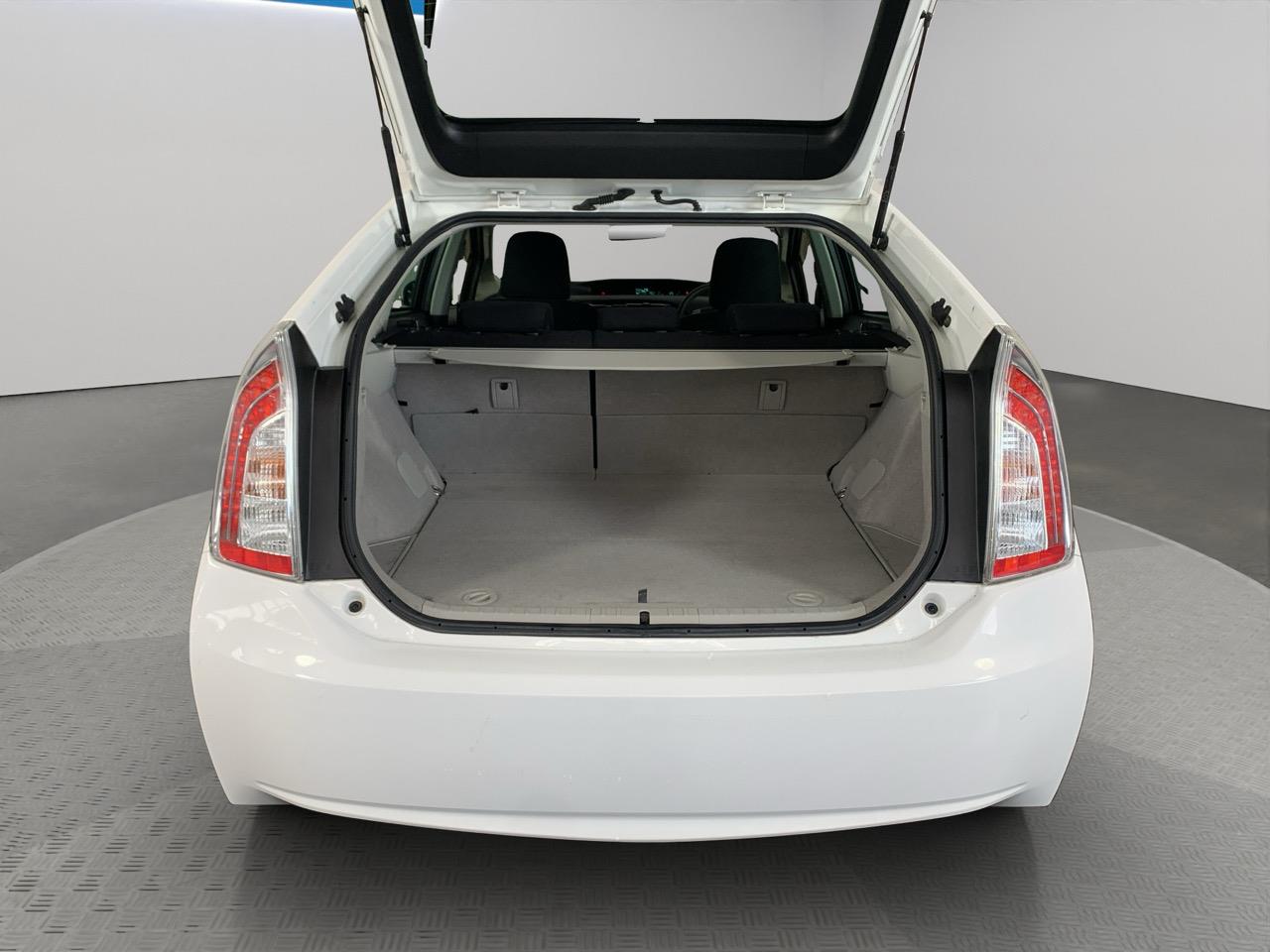 2014 Toyota Prius G Hatchback REVESING CAMERA + PUSH SRART + AUTO LIGHTS