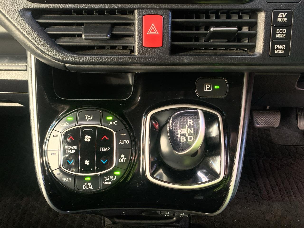 2015 Toyota Esquire Hybrid G People Mover POWER SLIDING DOOR + HEATED SEATS