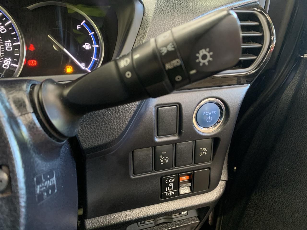 2015 Toyota Esquire Hybrid G People Mover POWER SLIDING DOOR + HEATED SEATS