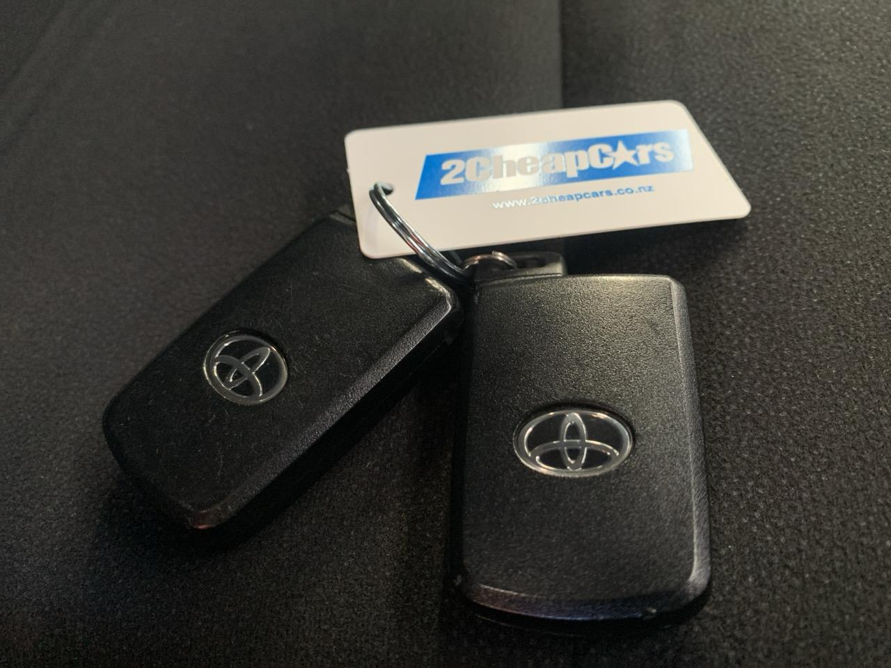 2015 Toyota Esquire Hybrid G People Mover POWER SLIDING DOOR + HEATED SEATS