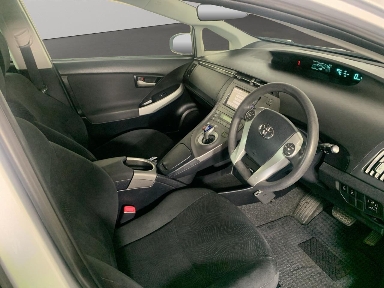 2013 Toyota Prius G Hatchback GREAT SPACE + PUSH SRART + REVESING CAMERA