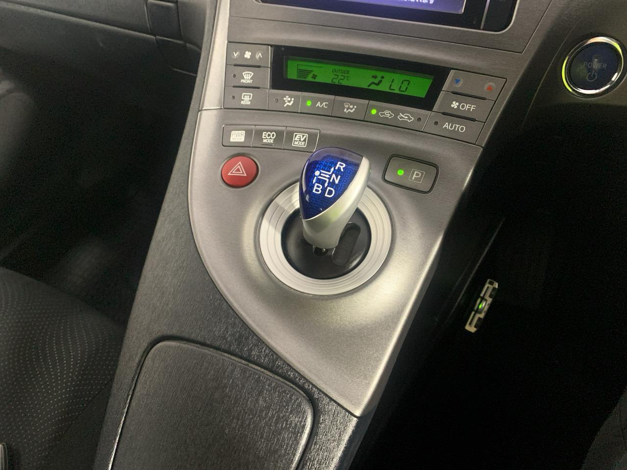 2013 Toyota Prius G Hatchback GREAT SPACE + PUSH SRART + REVESING CAMERA