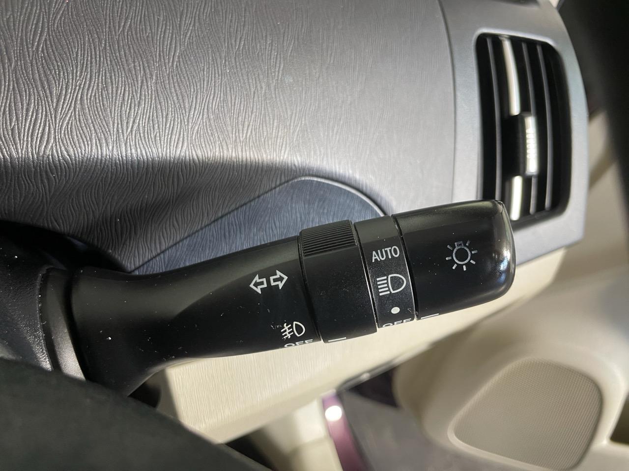 2012 Toyota Prius S Hatchback REVERSING CAMERA + AUTO LIGHTS + PUSH BUTTON START