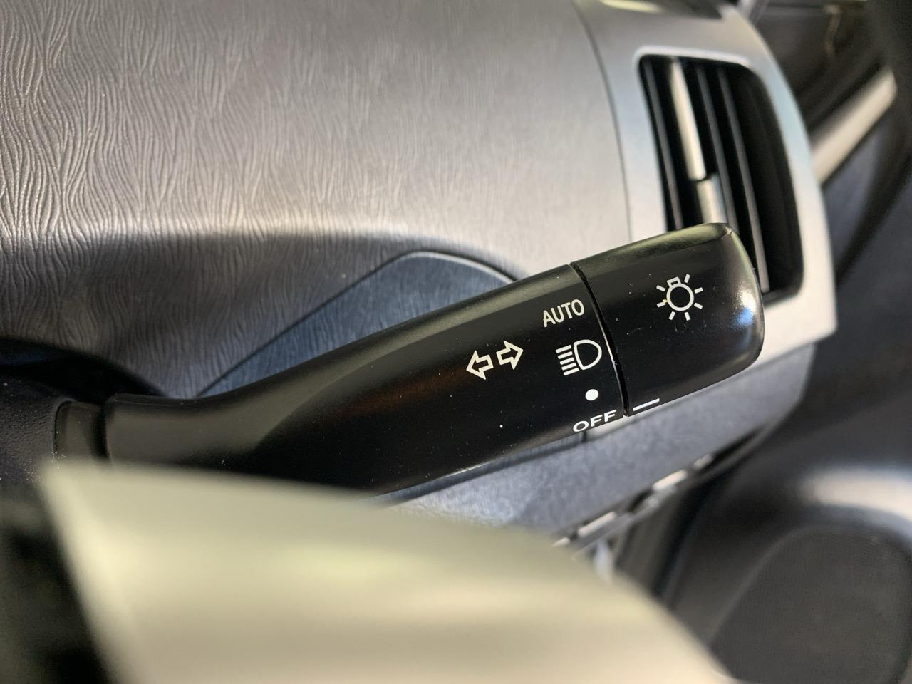 2012 Toyota Prius Hybrid Hatchback PUSH SRART + AUTO LIGHTS + LOW KM