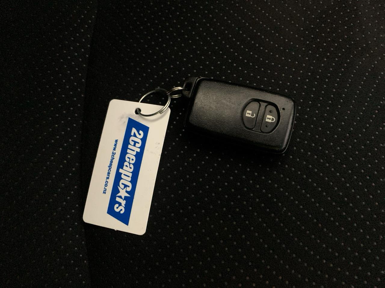 2012 Toyota Prius Hybrid Hatchback PUSH SRART + AUTO LIGHTS + LOW KM