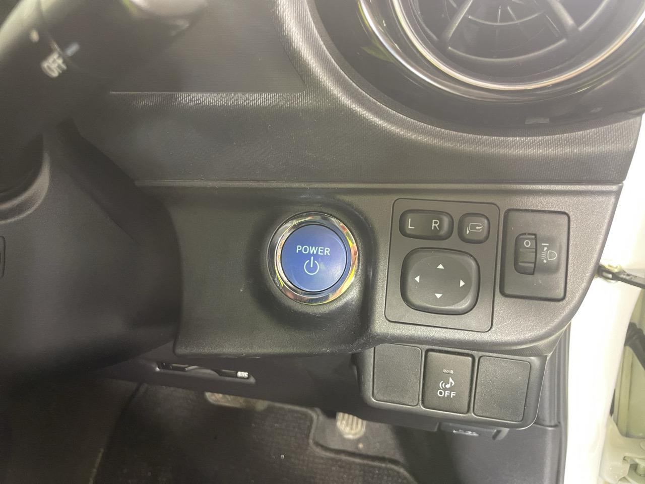 2015 Toyota Aqua X-URBAN Hatchback REVERSING CAMERA + PUSH BUTTON START + AUTO LIGHTS