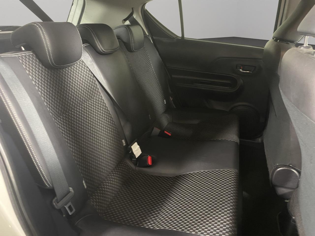 2015 Toyota Aqua X-URBAN Hatchback REVERSING CAMERA + PUSH BUTTON START + AUTO LIGHTS