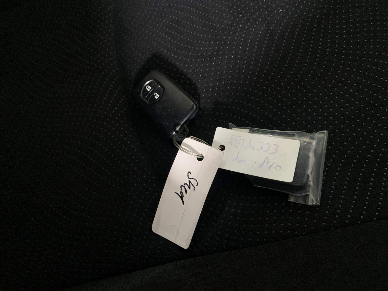 2014 Toyota Prius S Hatchback PUSH BUTTON START + AUTO LIGHTS + REVERSING CAMERA