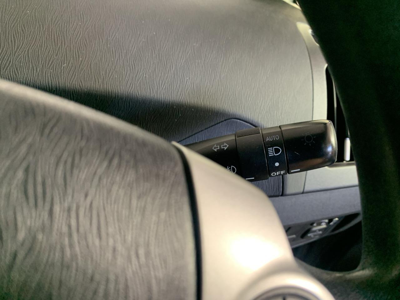 2014 Toyota Prius S Hatchback PUSH BUTTON START + AUTO LIGHTS + REVERSING CAMERA