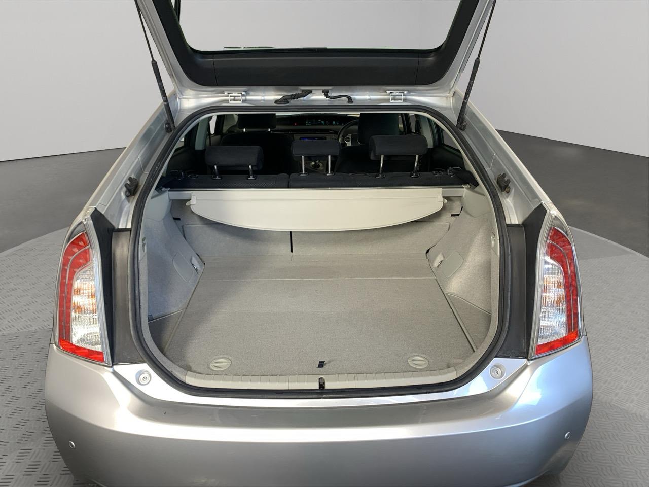 2014 Toyota Prius S Hatchback PUSH BUTTON START + AUTO LIGHTS + REVERSING CAMERA