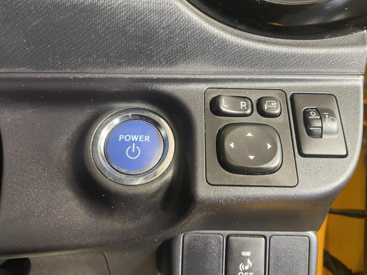 2015 Toyota Aqua X-URBAN Hatchback REVERSING CAMERA + AUTO LIGHTS + PUSH START