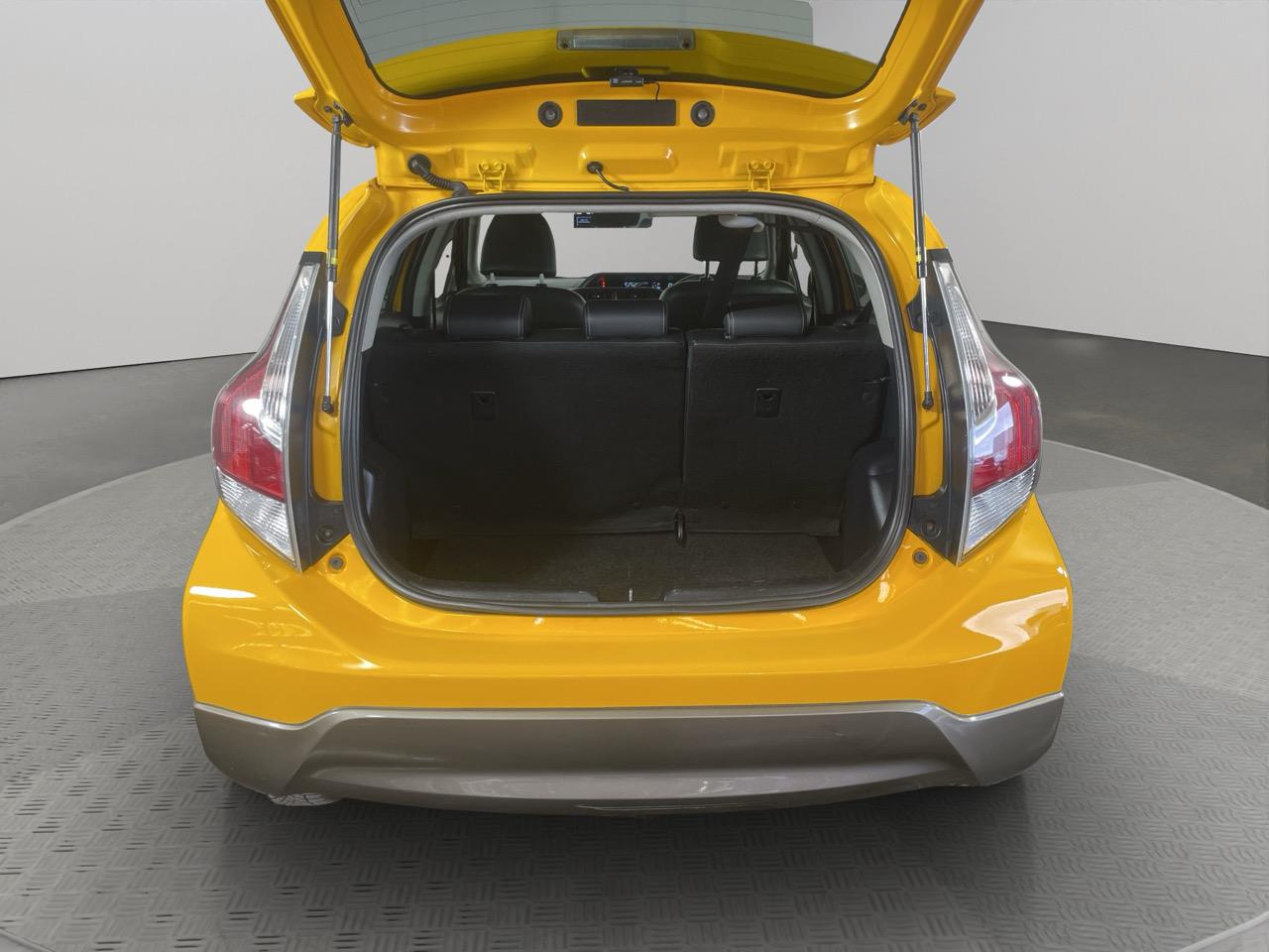 2015 Toyota Aqua X-URBAN Hatchback REVERSING CAMERA + AUTO LIGHTS + PUSH START