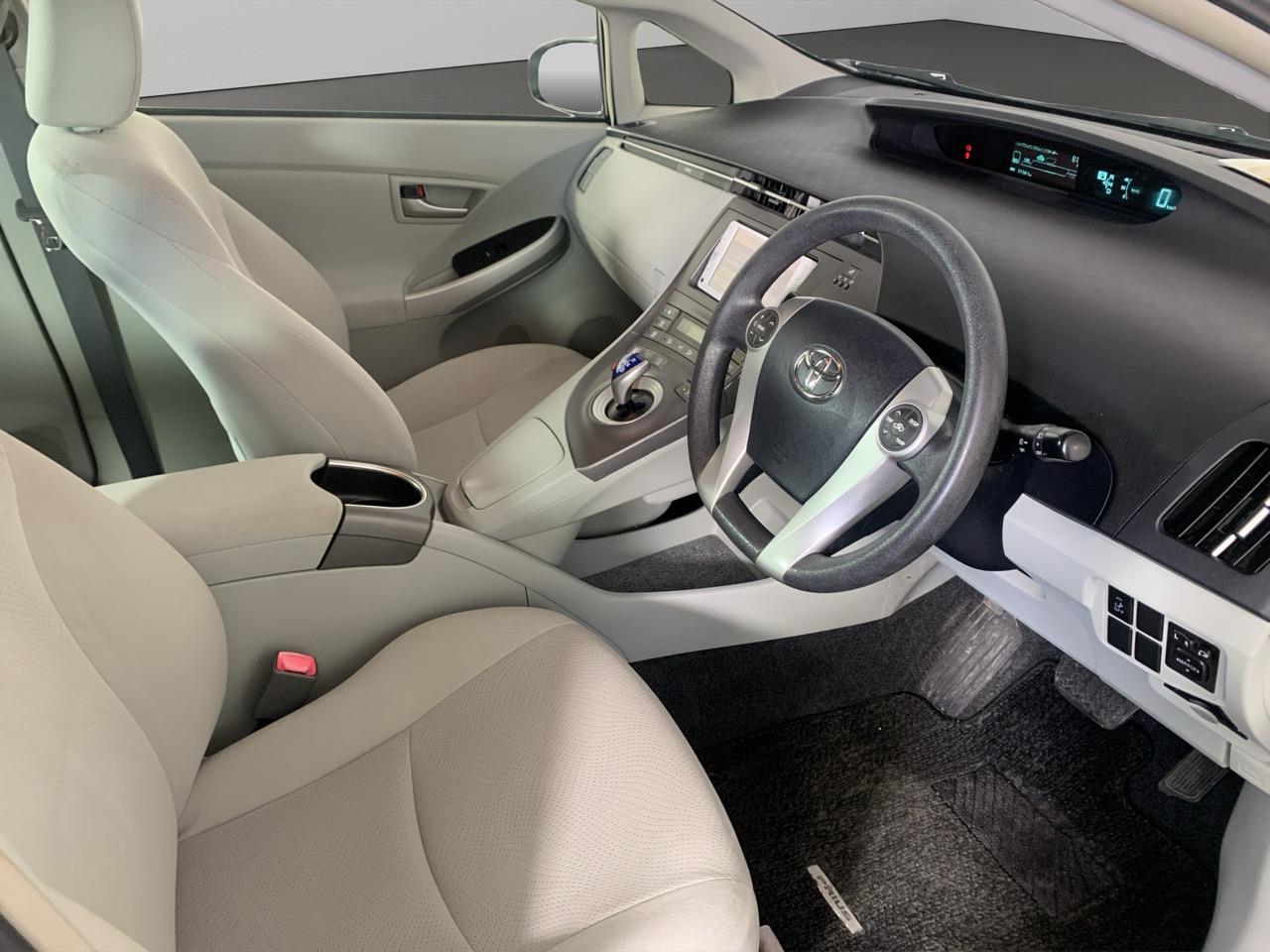 2012 Toyota Prius S Hatchback REVERSING CAMERA + AUTO LIGHTS + PUSH BUTTON START