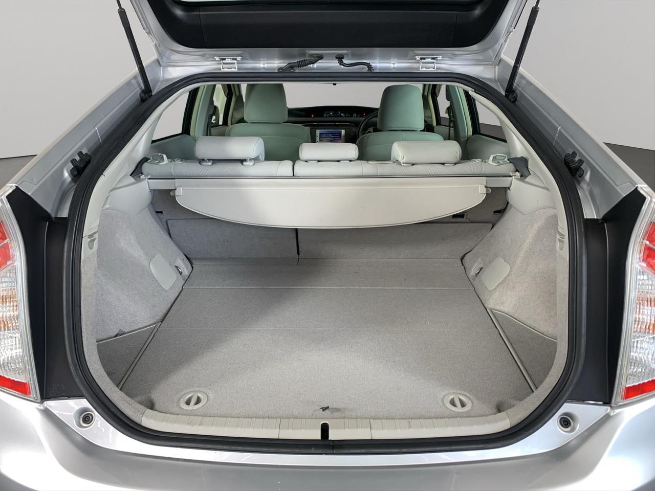 2012 Toyota Prius S Hatchback REVERSING CAMERA + AUTO LIGHTS + PUSH BUTTON START