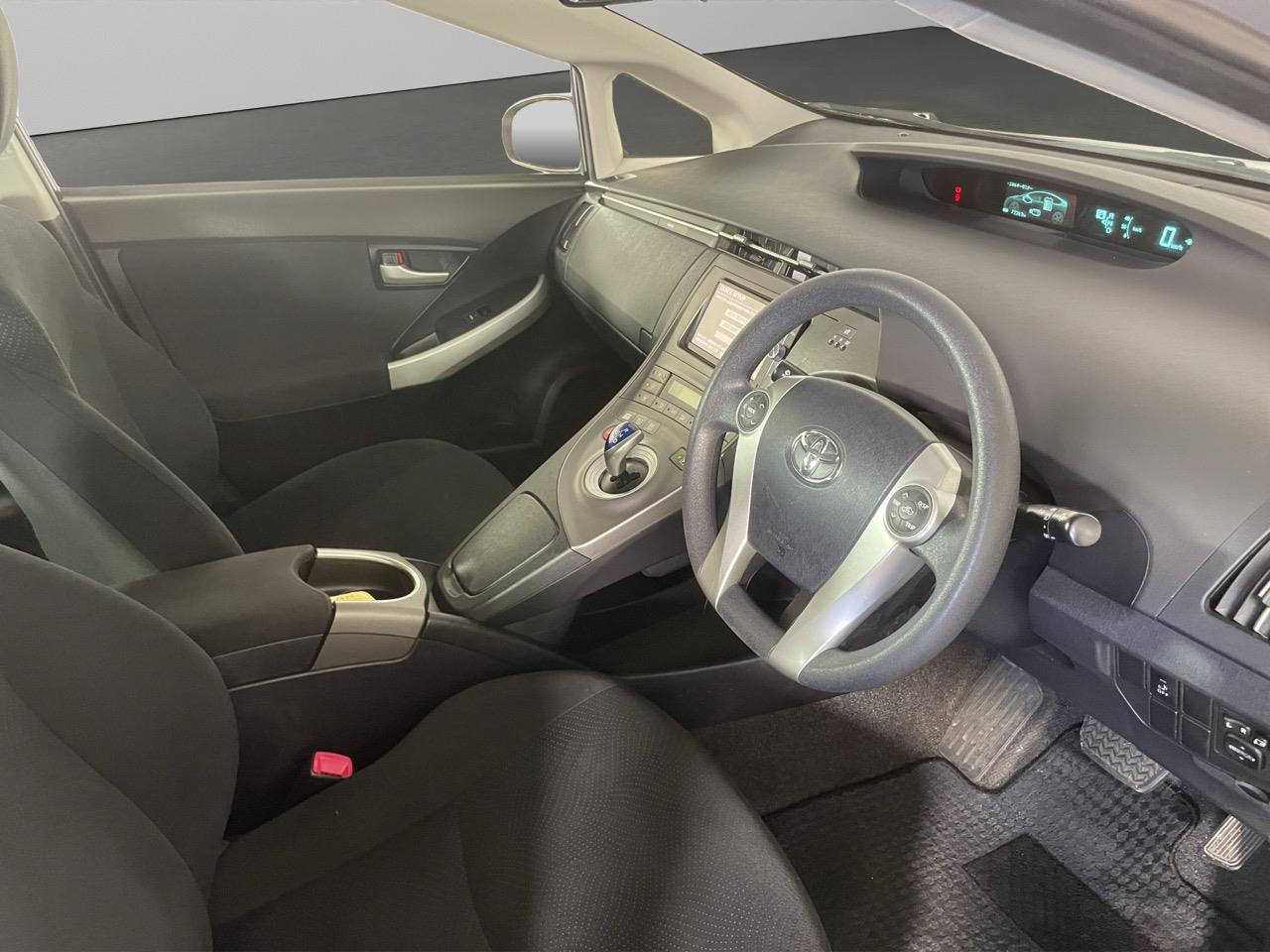 2013 Toyota Prius S Hatchback REVERSING CAMERA + AUTO LIGHTS + PUSH BUTTON START