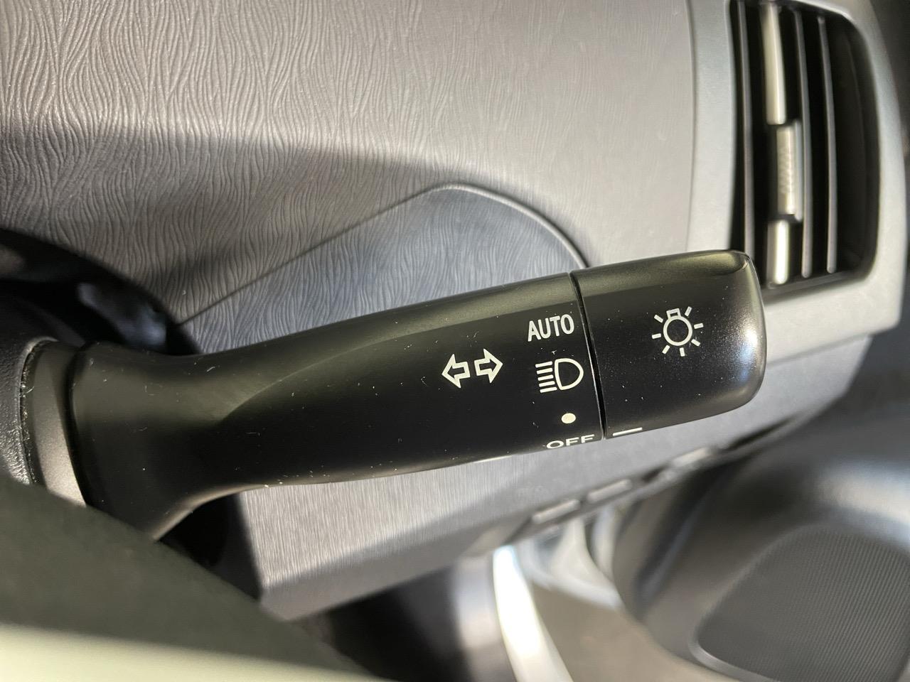 2013 Toyota Prius S Hatchback REVERSING CAMERA + AUTO LIGHTS + PUSH BUTTON START