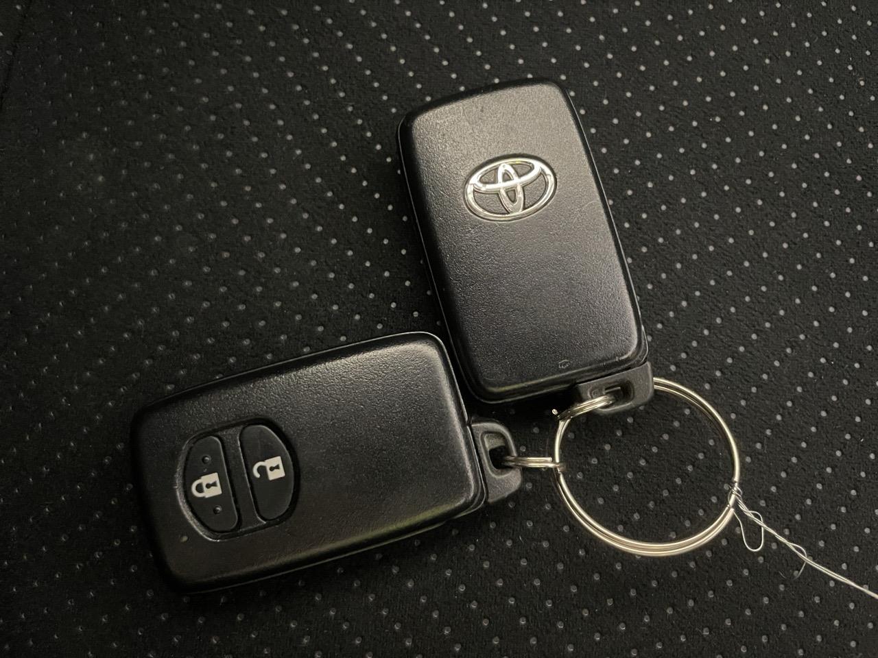 2013 Toyota Prius S Hatchback REVERSING CAMERA + AUTO LIGHTS + PUSH BUTTON START