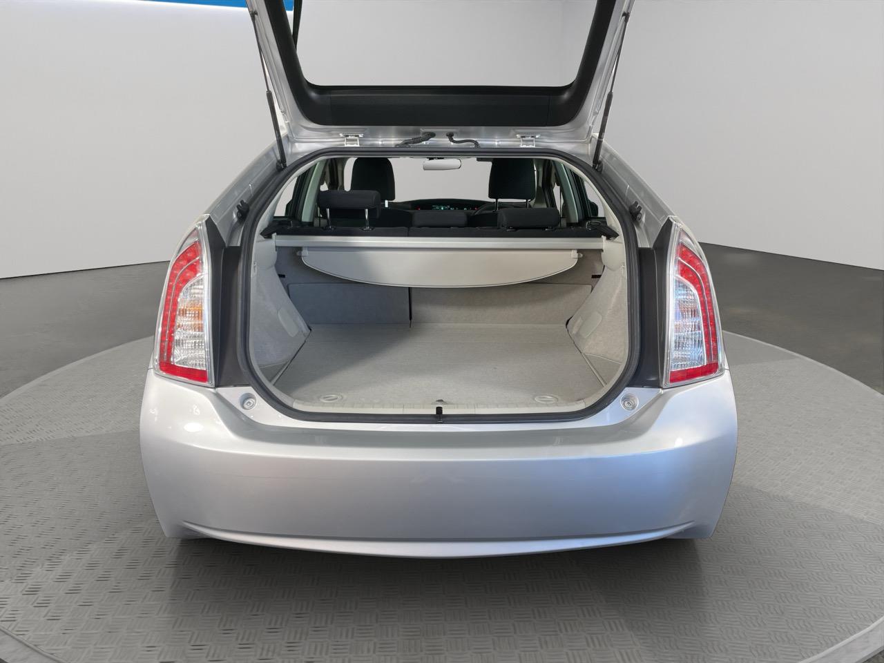 2013 Toyota Prius S Hatchback REVERSING CAMERA + AUTO LIGHTS + PUSH BUTTON START