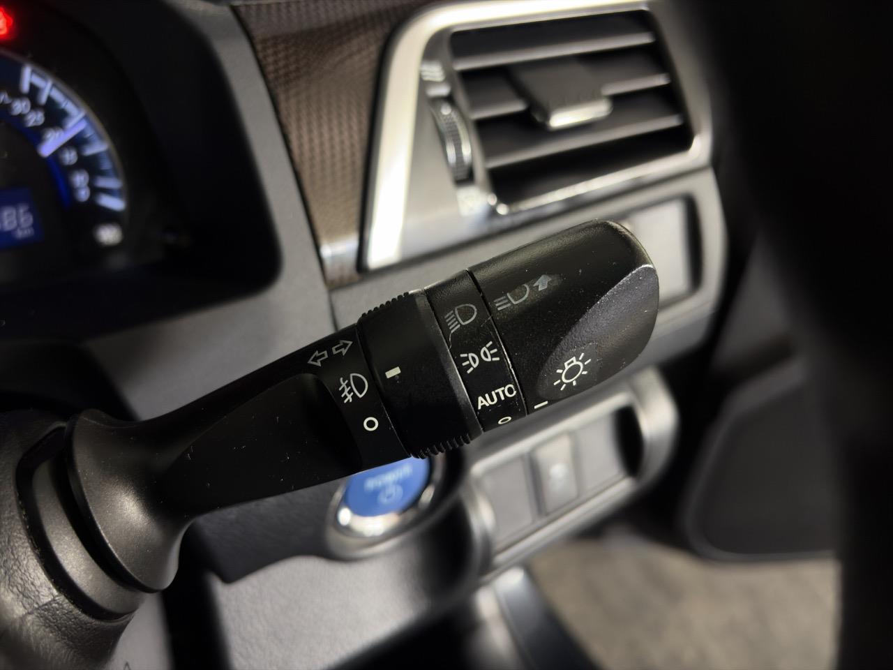 2013 Toyota Camry Hybrid Sedan REVERSING CAMERA + AUTO LIGHTS + PUSH BUTTON START