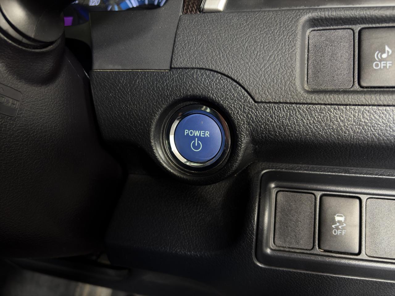 2013 Toyota Camry Hybrid Sedan REVERSING CAMERA + AUTO LIGHTS + PUSH BUTTON START