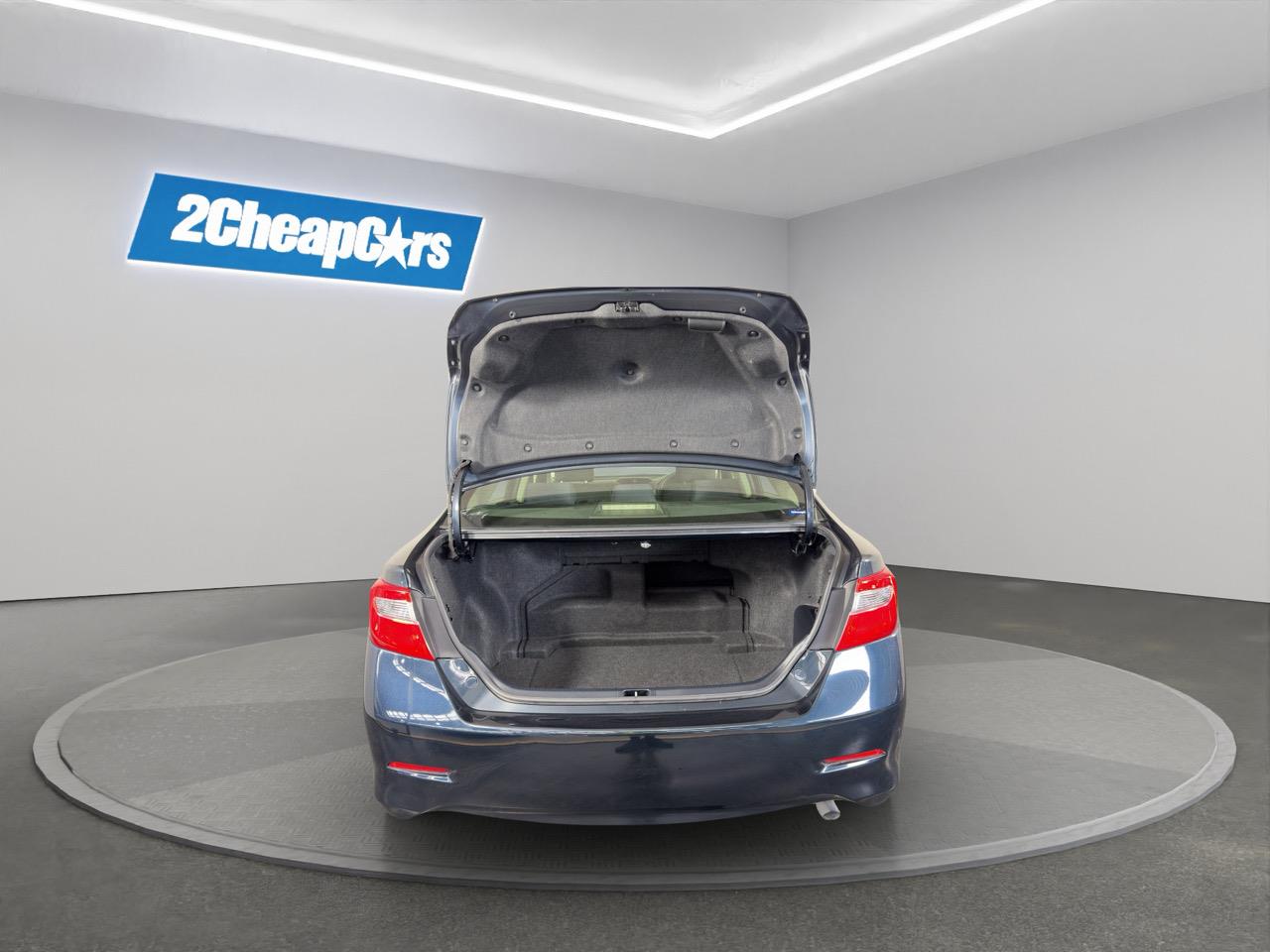 2013 Toyota Camry Hybrid Sedan REVERSING CAMERA + AUTO LIGHTS + PUSH BUTTON START