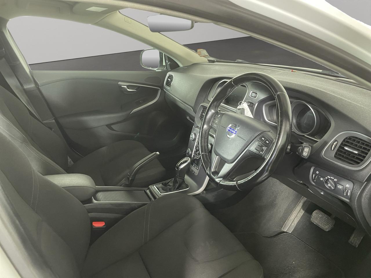 2015 Volvo V40  Hatchback REVERSING CAMERA + PARKING SENSORS