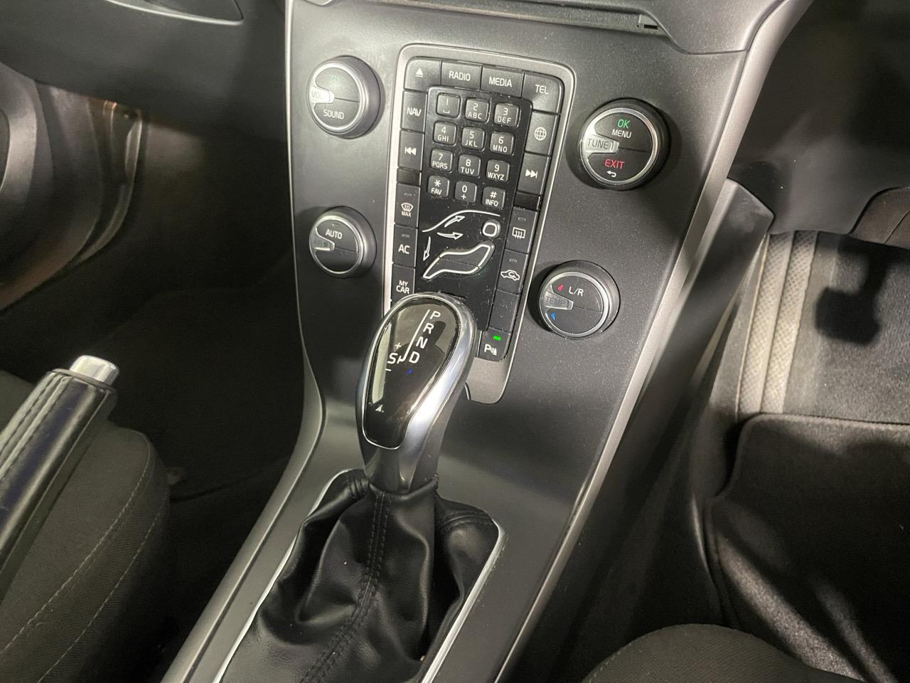 2015 Volvo V40  Hatchback REVERSING CAMERA + PARKING SENSORS