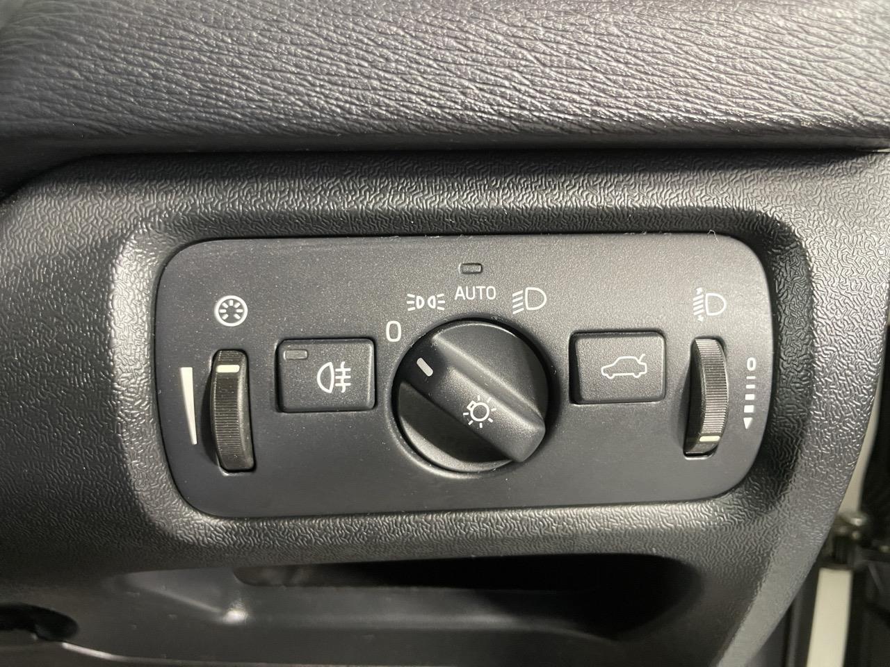 2015 Volvo V40  Hatchback REVERSING CAMERA + PARKING SENSORS