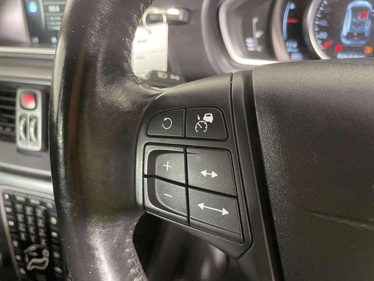 2015 Volvo V40  Hatchback REVERSING CAMERA + PARKING SENSORS