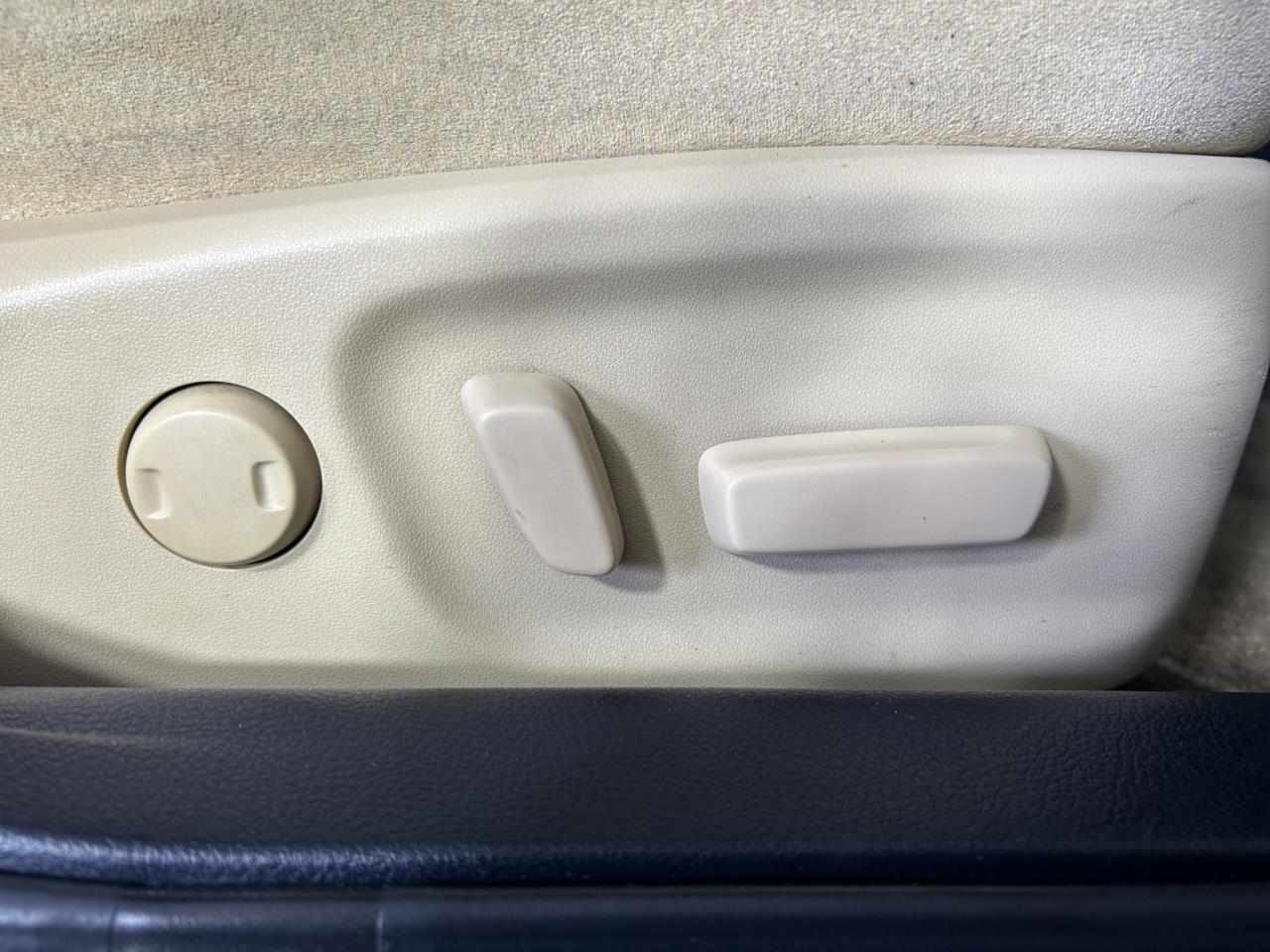 2013 Toyota Crown Hybrid Royal Saloon Sedan REVERSING CAMERA + CRUISE CONTROL + LUXURY DESIGN