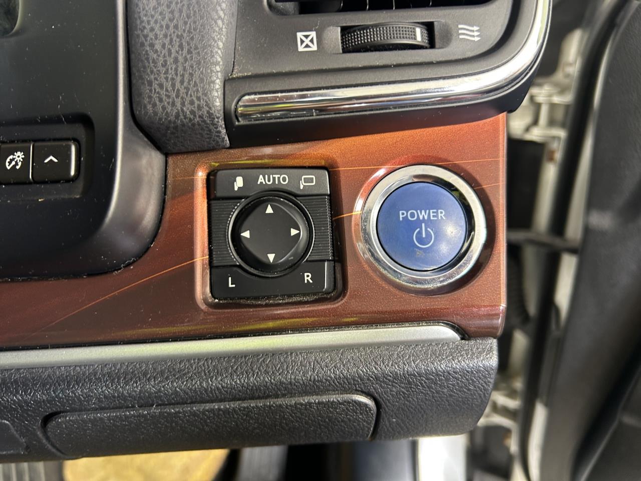 2013 Toyota Crown Hybrid Royal Saloon Sedan REVERSING CAMERA + CRUISE CONTROL + LUXURY DESIGN