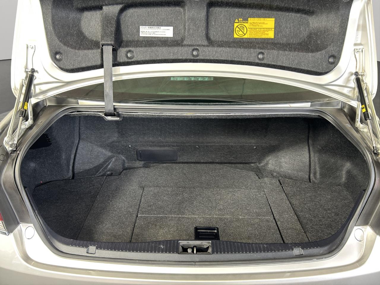 2013 Toyota Crown Hybrid Royal Saloon Sedan REVERSING CAMERA + CRUISE CONTROL + LUXURY DESIGN