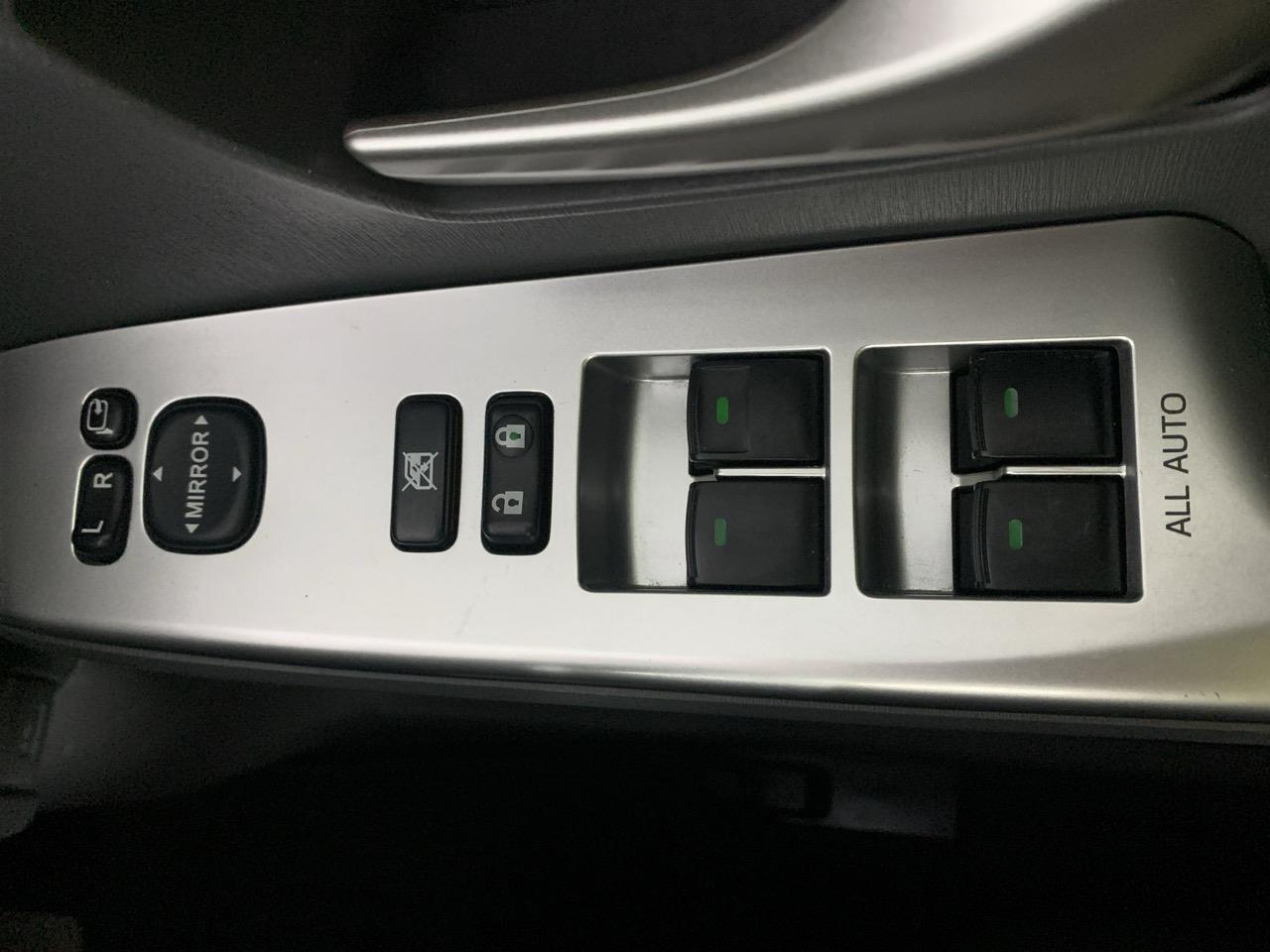 2012 Toyota Prius Alpha S Station Wagon GREAT SPACE  + REVERSING CAMERA + SMART KEY