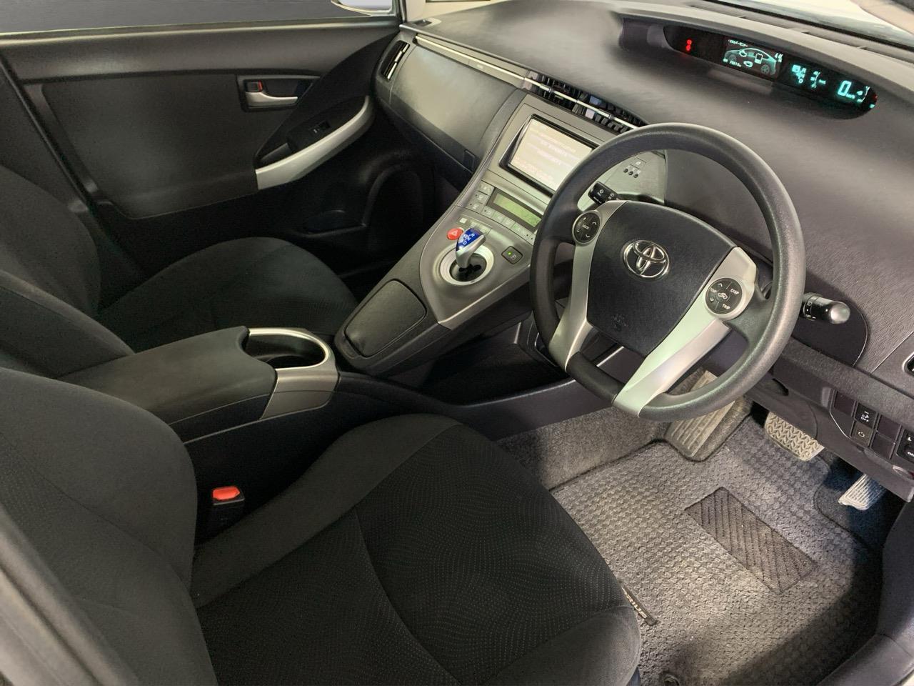 2015 Toyota Prius S Hatchback REVERSING CAMERA + PUSH BUTTON START + AUTO LIGHTS